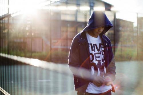 Foto van jongeman met hoodie 