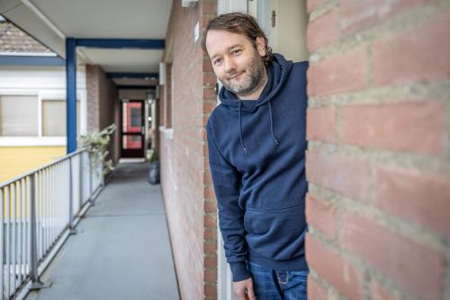 Jongen op galerij van flat