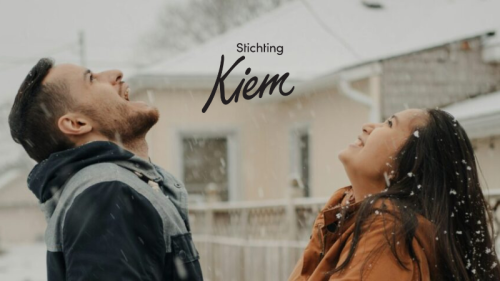 Afbeelding van twee personen in de sneeuw met het logo van Stichting Kiem