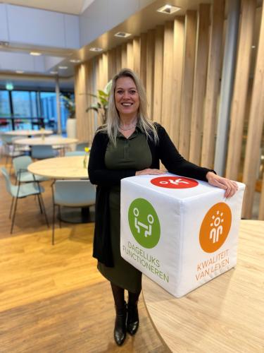 Jolanda Bolding met poef